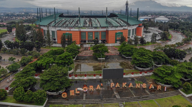 Foto udara kondisi atap Stadion Pakansari yang rusak di Kabupaten Bogor, Jawa Barat, Kamis (12/2/2026). [ANTARA FOTO/Yulius Satria Wijaya/foc]
