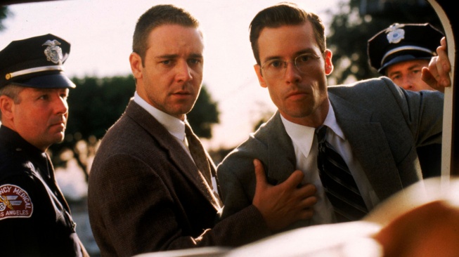 Film L.A Confidential yang dibintangi Russell Crowe, Kevin Spacey, dan Kim Besinger akan tayang pada Kamis (12/2/2026) malam ini pukul 23.00 WIB di Trans TV. [YouTube]