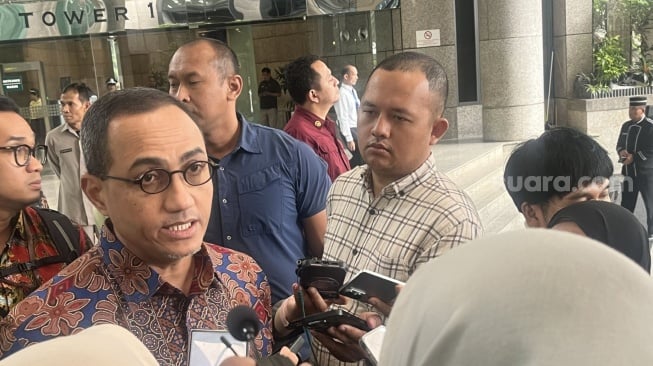 Pjs Kepala Eksekutif Pengawas Pasar Modal, Keuangan Derivatif, dan Bursa Karbon OJK, Hasan Fawzi di Gedung Bursa Efek Indonesia (BEI), Jakarta, Rabu (11/2/2026). [Suara.com/Rina]