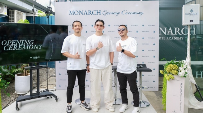 Bangun Ekosistem Olahraga, Rezky Aditya dan Dimas Seto Resmikan Monarch Padel di 5 Lokasi