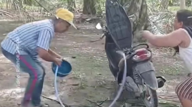 Seorang kakek di Kecamatan Tikke Raya, Kabupaten Mamuju Utara, Sulawesi Barat nekat membakar motornya karena kesal sering rusak [SuaraSulsel.id/Istimewa]