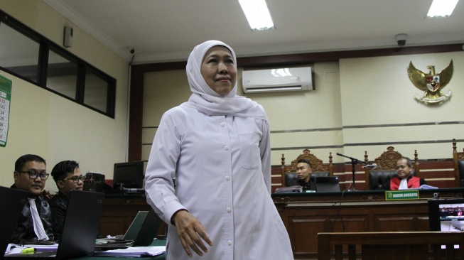Gubernur Jawa Timur Khofifah Indar Parawansa berjalan seusai menjadi saksi perkara dugaan korupsi dana hibah pokir DPRD Jatim di Pengadilan Tindak Pidana Korupsi (Tipikor) Surabaya di Sidoarjo, Jawa Timur, Kamis (12/2/2026). [ANTARA FOTO/Umarul Faruq/foc]