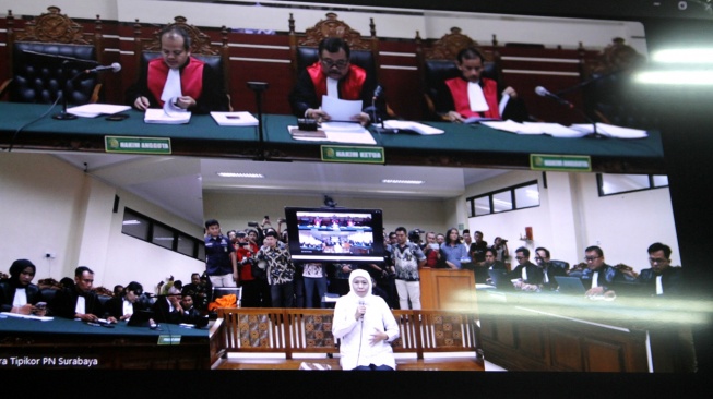 Gubernur Jawa Timur  Khofifah Indar Parawansa menjadi saksi perkara dugaan korupsi dana hibah pokir DPRD Jatim di Pengadilan Tindak Pidana Korupsi (Tipikor) Surabaya di Sidoarjo, Jawa Timur, Kamis (12/2/2026). [ANTARA FOTO/Umarul Faruq/foc]