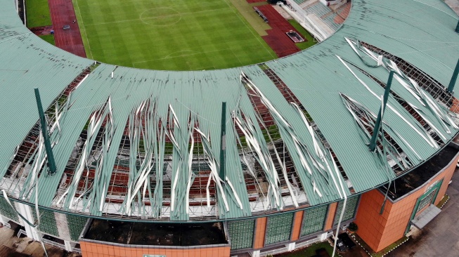 Foto udara kondisi atap Stadion Pakansari yang rusak di Kabupaten Bogor, Jawa Barat, Kamis (12/2/2026). [ANTARA FOTO/Yulius Satria Wijaya/foc]
