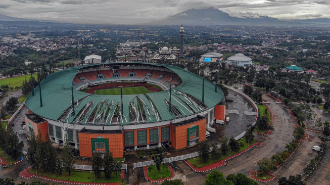 Foto udara kondisi atap Stadion Pakansari yang rusak di Kabupaten Bogor, Jawa Barat, Kamis (12/2/2026). [ANTARA FOTO/Yulius Satria Wijaya/foc]
