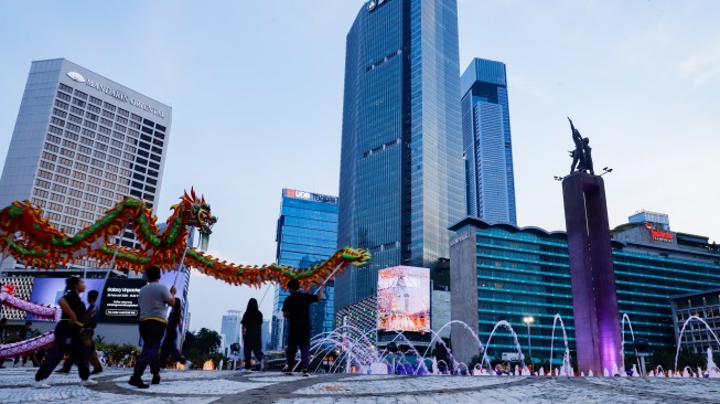 Atraksi naga liong memeriahkan Jakarta Light Festival edisi Imlek di kawasan Bundaran HI, Jakarta, Jumat (13/2/2026). [Suara.com/Alfian Winanto]