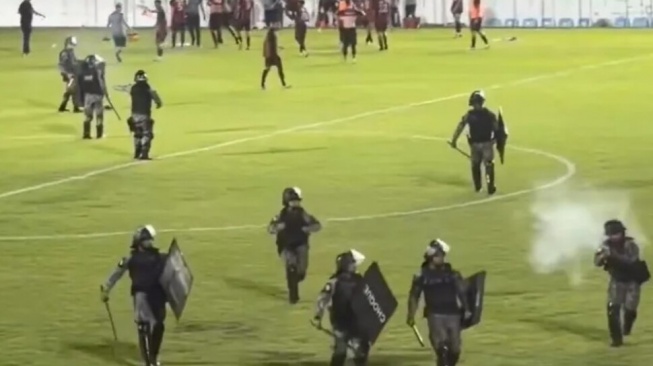 Brutal! Polisi Tembakan Gas Air Mata dan Peluru Karet Saat Pecah Rusuh Suporter