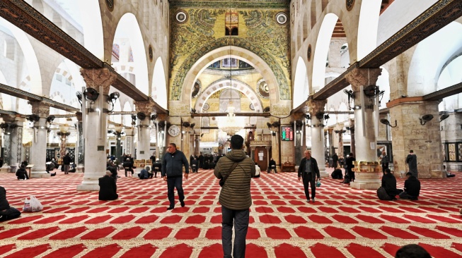 Umat Islam berjalan masuk ke dalam Masjid Al-Qibli di Komplek Al-Aqsa, kawasan Kota Tua Yerussalem, Kamis (12/2/2026). [ANTARA FOTO/Muhammad Adimaja/wsj]