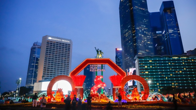 Suasana Jakarta Light Festival edisi Imlek di kawasan Bundaran HI, Jakarta, Jumat (13/2/2026). [Suara.com/Alfian Winanto]