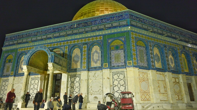 Umat Islam beribadah di halaman Masjid Dome of the Rock di Komplek Al-Aqsa, kawasan Kota Tua Yerussalem, Kamis (12/2/2026). [ANTARA FOTO/Muhammad Adimaja/wsj]