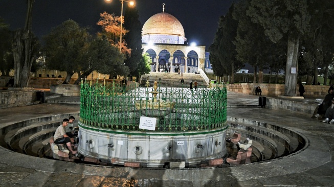 Umat Islam mengambil air wudhu dengan latar belakang Masjid Dome of the Rock di Komplek Al-Aqsa, kawasan Kota Tua Yerussalem, Kamis (12/2/2026). [ANTARA FOTO/Muhammad Adimaja/wsj]