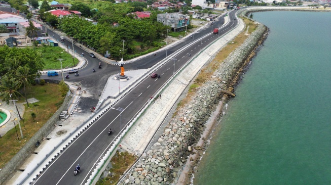 Foto udara sejumlah kendaraan melintas di elevated road yang baru dibuka untuk umum di Palu, Sulawesi Tengah, Jumat (13/2/2026). [ANTARA FOTO/Basri Marzuki/wsj]