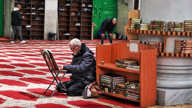 Umat Islam membaca kitab suci Al-Aquran di Masjid Al-Qibli di Komplek Al-Aqsa, kawasan Kota Tua Yerussalem, Kamis (12/2/2026). [ANTARA FOTO/Muhammad Adimaja/wsj]