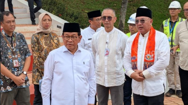 Gubernur DKI Jakarta Pramono Anung meninjau langsung progres pembangunan Taman Bendera Pusaka di kawasan Kebayoran Baru, Jakarta Selatan, pada Jumat (13/2/2026). (Suara.com/Adiyoga)