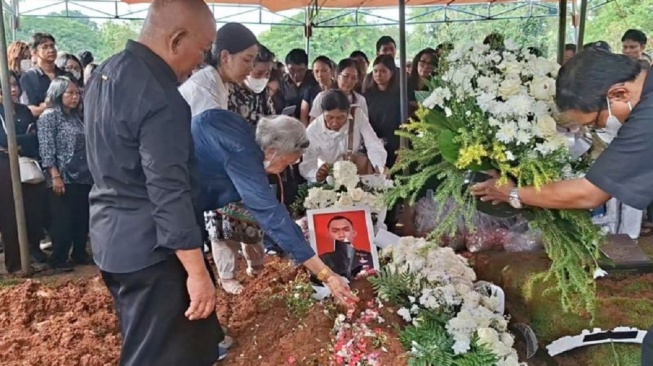 Isak Tangis di Pusara Kopilot Smart Air: Keluarga Pertanyakan Keamanan Bandara Usai Penembakan KKB