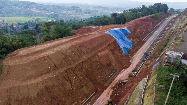 Foto udara jalan yang longsor di Jalur Lingkar Utara Jatigede, Kabupaten Sumedang, Jawa Barat, Jumat (13/2/2026). [ANTARA FOTO/Raisan Al Farisi/nz]