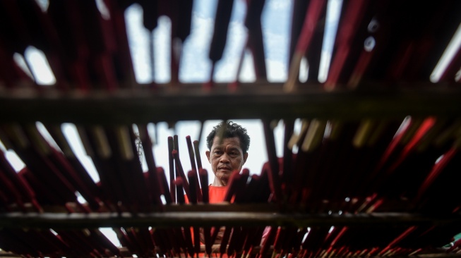 Pekerja menjemur hio di Kosambi, Kabupaten Tangerang, Banten, Jumat (13/2/2026). [ANTARA FOTO/Putra M. Akbar/nz]