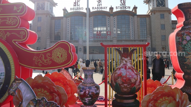 Penumpang memenuhi Stasiun Kereta Beijing di kota Beijing, Tiongkok pada Jumat (13/02/2026). [ANTARA FOTO/Desca Lidya Natalia/nz]