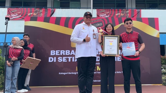 Rekor MURI "Pembagian Es Krim Secara Seri Terbanyak dalam Satu Tahun". (Dok. Halocoko)