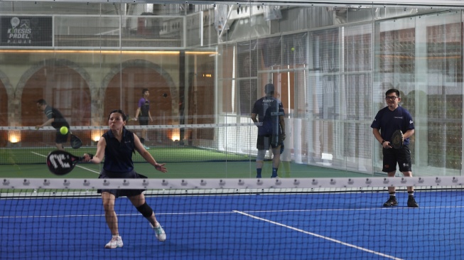 Turnamen padel persahabatan mempertemukan dua komunitas berbeda digelar di kawasan Pluit, Jakarta Utara, Jumat (13/2/2026). [Handout]