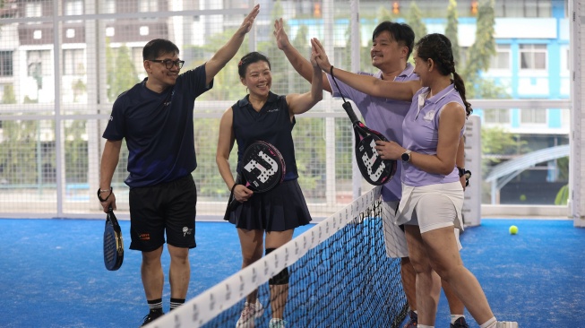Turnamen padel persahabatan mempertemukan dua komunitas berbeda digelar di kawasan Pluit, Jakarta Utara, Jumat (13/2/2026). [Handout]