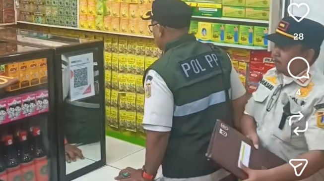 Jelang Ramadan, Satpol PP Matraman Sita 51 Botol Miras dalam Operasi Pekat