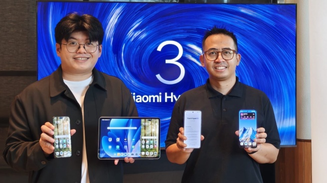 Jeksen, Product Lead Marketing Xiaomi Indonesia dan Abee Hakiim, Head of PR Xiaomi Indonesia dalam peluncuran HyperOS 3 di Jakarta, Jumat (13/2/2026). [Xiaomi Indonesia]
