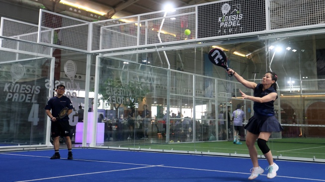 Turnamen padel persahabatan mempertemukan dua komunitas berbeda digelar di kawasan Pluit, Jakarta Utara, Jumat (13/2/2026). [Handout]