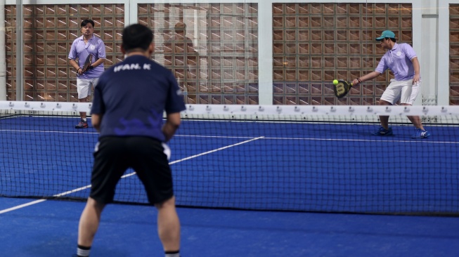 Turnamen padel persahabatan mempertemukan dua komunitas berbeda digelar di kawasan Pluit, Jakarta Utara, Jumat (13/2/2026). [Handout]