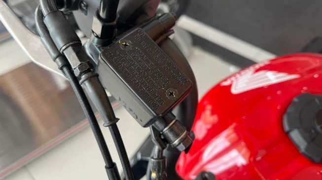 Ilustrasi minyak rem pada motor (Dok. Astra Motor Yogyakarta)