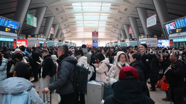 Penumpang memenuhi Stasiun Kereta Beijing di kota Beijing, Tiongkok pada Jumat (13/02/2026). [ANTARA FOTO/Desca Lidya Natalia/nz]
