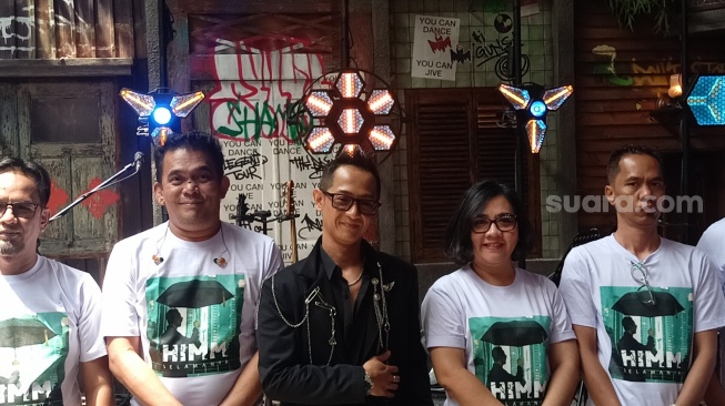 Penyanyi HIMM saat perilisan album perdana di Gandaria, Jakarta Selatan pada Sabtu, 14 Februari 2026 [Suara.com/Rena Pangesti]