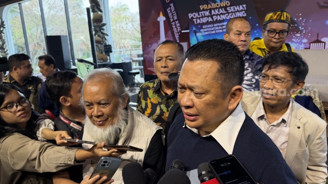 Wartawan Senior Joseph Osdar dan Bambang Soesatyo (Bamsoet) saat peluncuran buku &lsquo;Prabowo: Politik Akal Sehat Tanpa Panggung&rsquo; yang digelar di Parle Senayan, Jakarta, Minggu (15/2/2026). [Suara.com/Dicky Prastya]