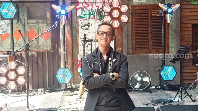 Penyanyi HIMM saat perilisan album perdana di Gandaria, Jakarta Selatan pada Sabtu, 14 Februari 2026 [Suara.com/Rena Pangesti]