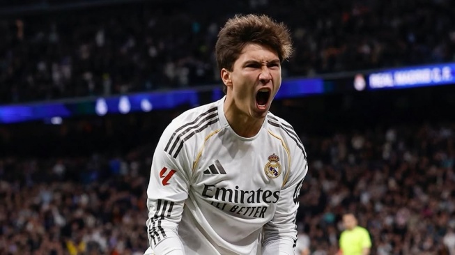 Bantai Real Sociedad 4-1, Real Madrid Geser Barcelona dari Puncak Klasemen