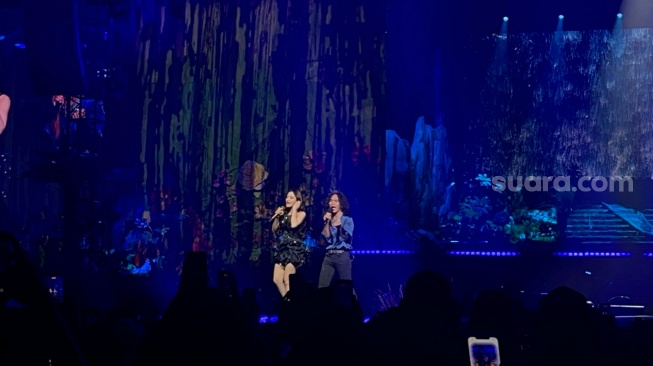 Kolaborasi Mahalini dan Kaka Slank di Istora Senayan, Jakarta Pusat pada Sabtu,14 Februari 2026 [Suara.com/Rena Pangesti]