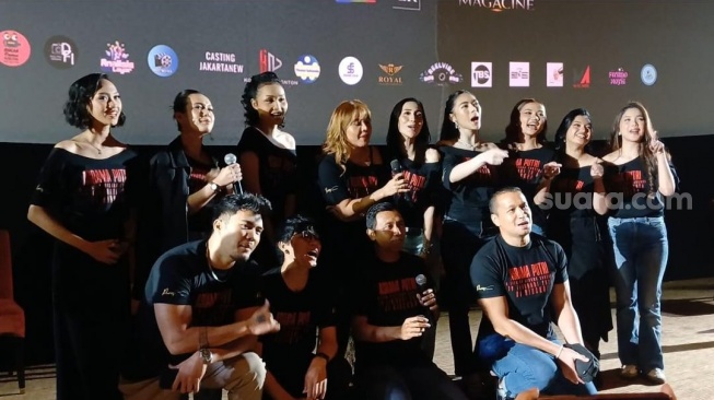 Samuel Rizal bersama para pemain film Asrama Putri di Epicentrum, Jakarta Selatan pada Jumat, 13 Februari 2026 [Suara.com/Rena Pangesti]
