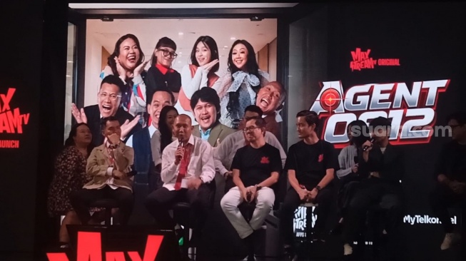 Asri Welas bersama Indra Jegel, Oki Rengga, Bene Dion, Boris Bokir, Andre Taulany, Eca Aura dan Gita Bebhita saat konferensi pers sitkom Agent 0812 di Blok M, Jakarta Selatan pada Jumat, 13 Februari 2026