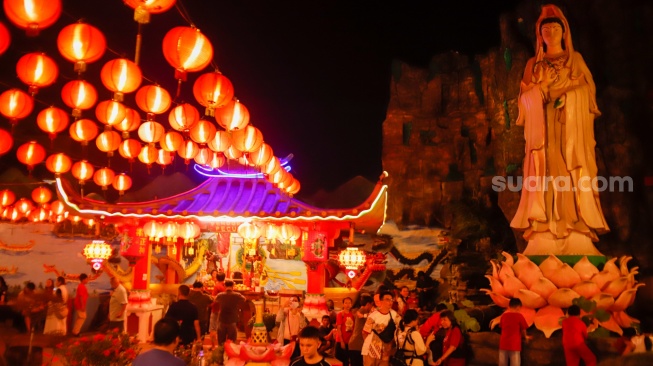 Suasana umat Konghucu beribadah malam perayaan Tahun Baru Imlek 2577 Kongzili di Wihara Boen San Bio, Kota Tangerang, Banten, Senin (16/2/2026).  [Suara.com/Alfian Winanto]