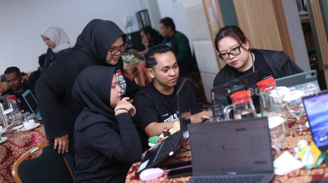 Suasana pelaksanaan workshop "AI Tools for Journalists" di Pontianak, Kalimantan Barat, 12-13 Februari 2026, yang diselenggarakan oleh Suara.com dan Local Media Community dengan dukungan Google News Initiative. [Foto: Dok. LMC/Suara.com]