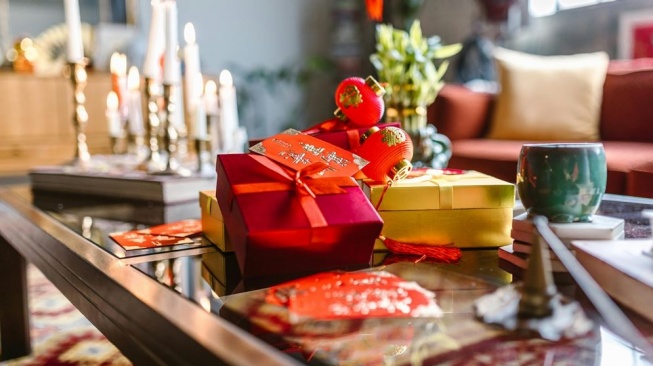 Ilustrasi hampers Imlek. (Pexels/RDNE Stock project)