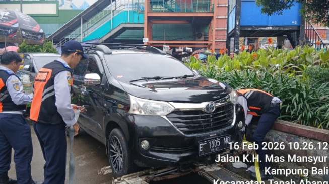 Bikin Tanah Abang Macet, Mobil Parkir Liar 'Digulung' Satlantas dan Dishub
