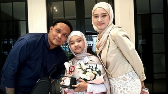Penampilan Putri Virgoun saat Jalan Bareng Inara Rusli Disorot: Emaknya Takut Kalah Cantik