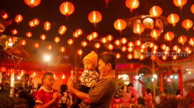 Umat Konghucu beribadah malam perayaan Tahun Baru Imlek 2577 Kongzili di Wihara Boen San Bio, Kota Tangerang, Banten, Senin (16/2/2026).  [Suara.com/Alfian Winanto]

