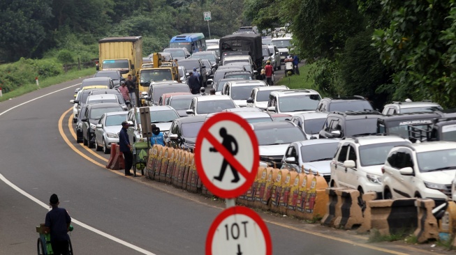Kepadatan kendaraan menuju kawasan wisata Puncak, Gadog, Kabupaten Bogor, Jawa Barat, Senin (16/2/2026).  [ANTARA FOTO/Yulius Satria Wijaya/nz]