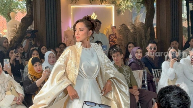 Olla Ramlan dalam peluncuran koleksi busana perdana Nabila Misha di kawasan Senayan, Jakarta Pusat pada Senin, 16 Februari 2026 [Suara.com/Tiara Rosana].