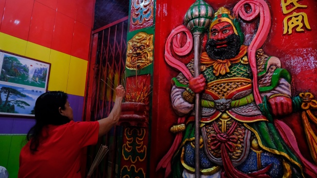 Penganut Konghucu menancapkan dupa saat bersembahyang di Wihara Tri Dharma Dwi Dharma Bhakti di Jalan Tanjungpura, Pontianak, Kalimantan Barat, Selasa (17/2/2026). [ANTARA FOTO/Jessica Wuysang/bar]