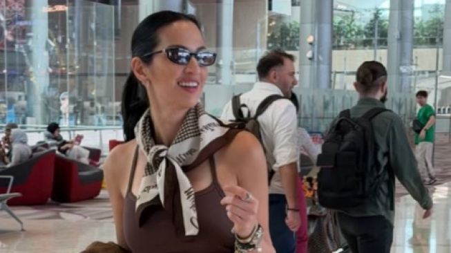 Sikap Gelisah Nia Ramadhani saat Makan Kenapa? Gerak-geriknya Jadi Tebak-tebakan