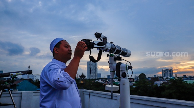 Petugas melakukan pemantauan hilal untuk awal Ramadhan di Masjid Al Musyariin Basmol, Jakarta, Indonesia, Selasa (17/2/2026). [Suara.com/Alfian Winanto]

