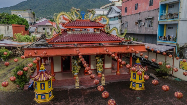 Foto udara Klenteng Thian Hou Kiong, Ternate, Maluku Utara, Selasa (17/2/2026). [ANTARA FOTO/ Andri Saputra/bar]